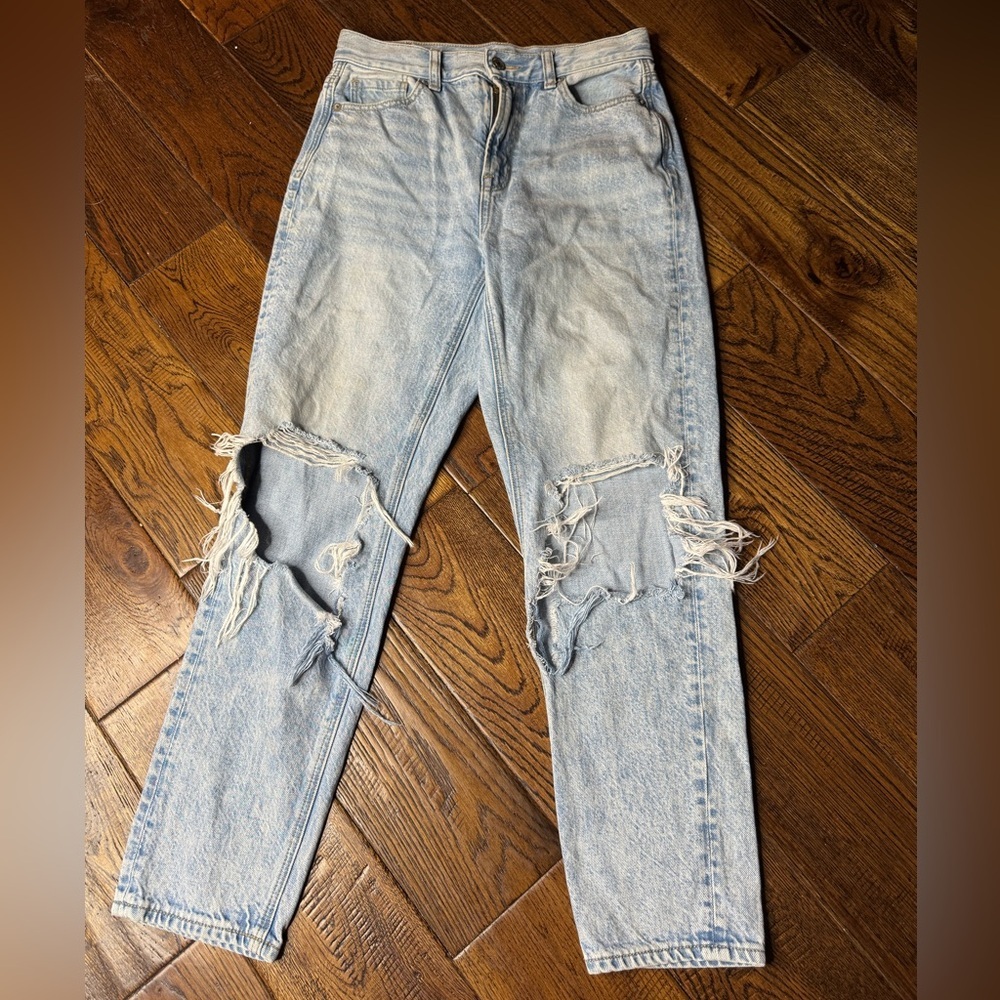 American Eagle Outfitters Light Wash Distressed Mom Jeans